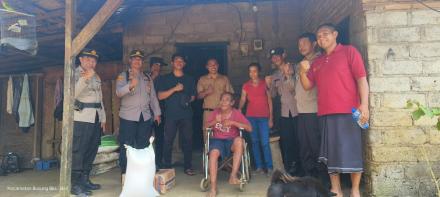 Warga Desa Sepang Menerima Bantuan Sembako Dari Kapolsek Busungbiu.